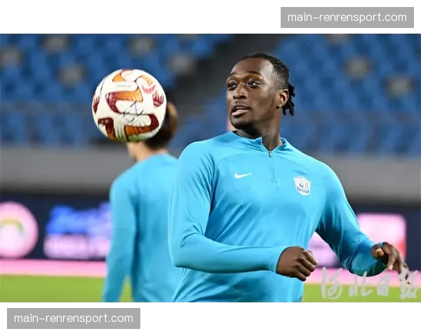 “赛前踩场训练，沧州雄狮重点演练定位球攻防”