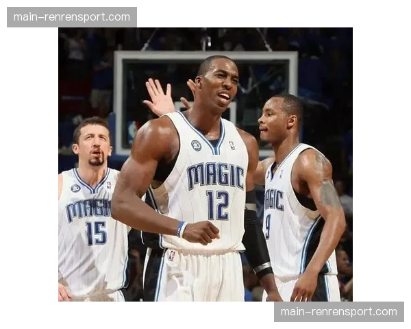 特写:魔术队新秀在完成关键封盖后,与场边球迷的互动瞬间 特写:魔术队新秀在完成关键封盖后,与场边球迷的互动瞬间